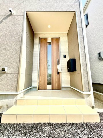 クレイドルガーデンうるま市与那城屋慶名 第６・３号棟の玄関|屋根付きで置き配スペースも確保できる玄関ポーチ／人感センサー付き玄関灯・TVモニター付きインターフォン・防犯カメラ