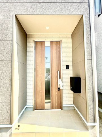 クレイドルガーデンうるま市与那城屋慶名 第６・３号棟の玄関|屋根付きで置き配スペースも確保できる玄関ポーチ／人感センサー付き玄関灯・TVモニター付きインターフォン・防犯カメラ