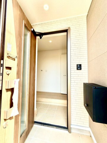 クレイドルガーデンうるま市与那城屋慶名 第６・３号棟の玄関|明るい雰囲気の玄関