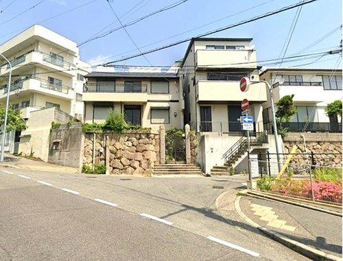 中原通7丁目　中古戸建の前面道路含む現地写真|角地の中古一戸建ては他の建物との隣接面が少ないので開放感があります