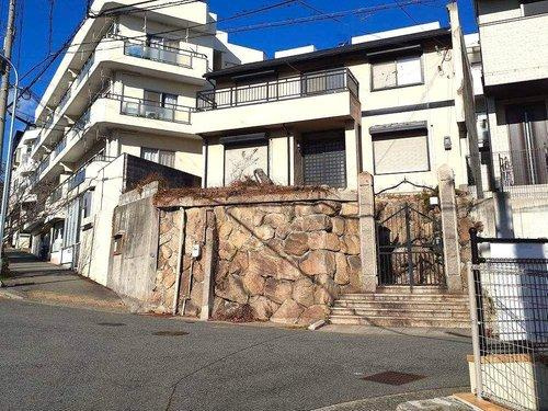 中原通7丁目　中古戸建の前面道路含む現地写真|角家ならではの三面採光！陽のあたる時間が長く、冬でも暖かいです