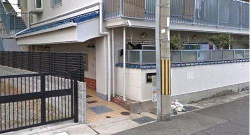 甲南青木コーポラスのエントランス|駅近、急な雨でも安心、駅から徒歩2分＆コンビニまで徒歩6分夜道も明るく安心です