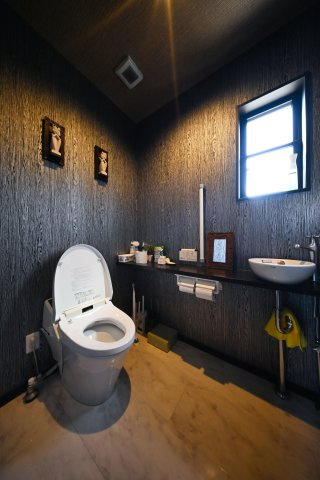 【トイレ】 | 館林市富士見町　平屋建て中古戸建 | 暖房便座などがついた洗浄機能付きトイレです。