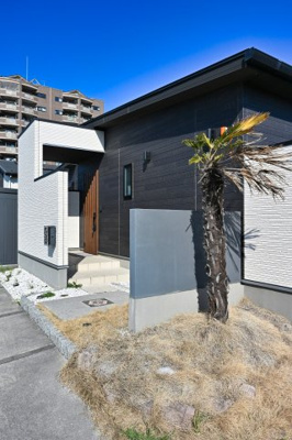 【外観】 | 館林市富士見町　平屋建て中古戸建 | 南国の雰囲気を感じるエクステリアがおしゃれです♪