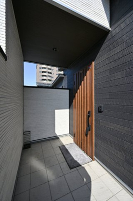【玄関】 | 館林市富士見町　平屋建て中古戸建 | 屋根付きの玄関は雨の日のぬれずに出入りすることができます！
ダブルロックドアで防犯性も◎