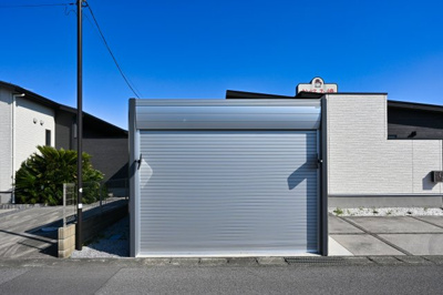 【駐車場】 | 館林市富士見町　平屋建て中古戸建 | シャッター付きのガレージが愛車を守ります♪