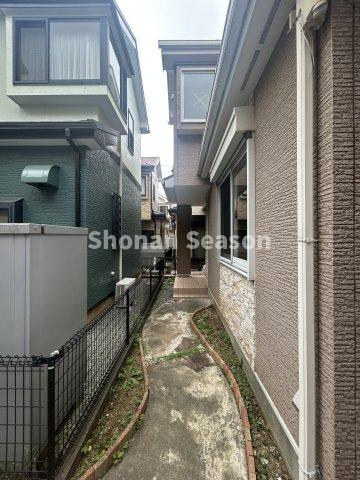 【外観】 | 表層リフォーム済みでそのまま住める綺麗な室内の中古戸建物件◎
さらに内装リフォーム(R8.5月)の再生住宅が登場いたしました！　　
