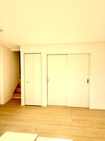クレイドルガーデンうるま市与那城屋慶名 第６・４号棟の収納|リビングは便利な物置＆クローゼットを設置
