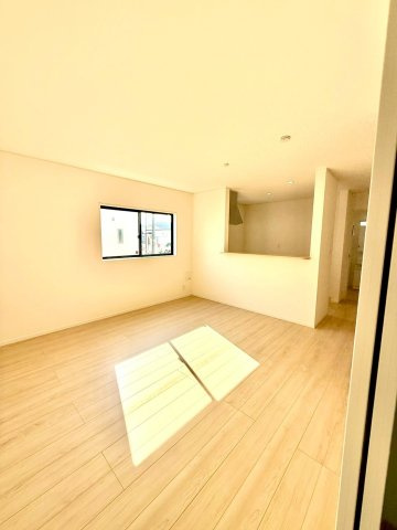 クレイドルガーデンうるま市与那城屋慶名 第６・４号棟の居間・リビング|明るくゆったりとしたLDK16帖＋洋風和室４帖／対面キッチン