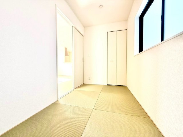 クレイドルガーデンうるま市与那城屋慶名 第６・４号棟の和室|リビングに隣接した洋風和室４帖・押し入れ収納付き