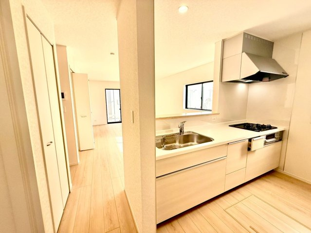クレイドルガーデンうるま市与那城屋慶名 第６・４号棟のキッチン|会話の弾む対面式キッチンからリビングの眺め