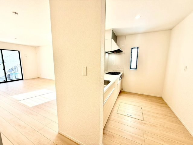 クレイドルガーデンうるま市与那城屋慶名 第６・４号棟のキッチン|会話の弾む対面式のシステムキッチン・換気窓＆床下収納付き