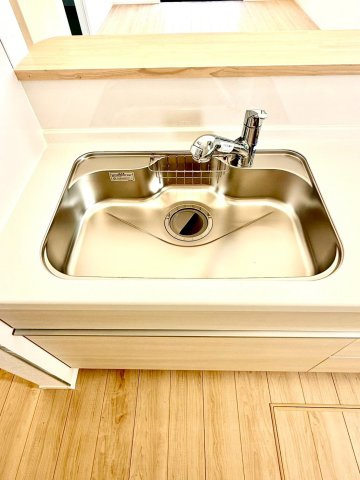 クレイドルガーデンうるま市与那城屋慶名 第６・４号棟のキッチン|浄水器付きキッチンの流し台
