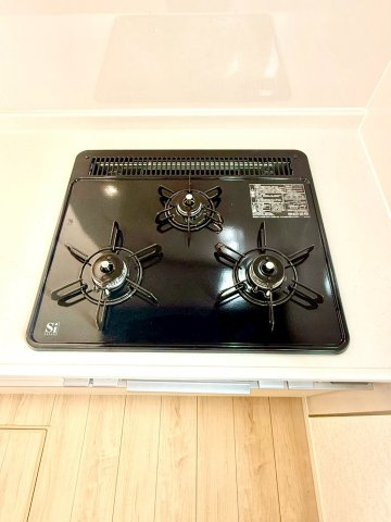 クレイドルガーデンうるま市与那城屋慶名 第６・４号棟のキッチン|ガスコンロ３口