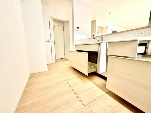 クレイドルガーデンうるま市与那城屋慶名 第６・４号棟のキッチン|備え付け収納付きのシステムキッチン