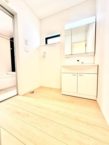 クレイドルガーデンうるま市与那城屋慶名 第６・４号棟の洗面所|ハンドシャワー付き洗面化粧台＆洗濯機置場／洗面室に窓