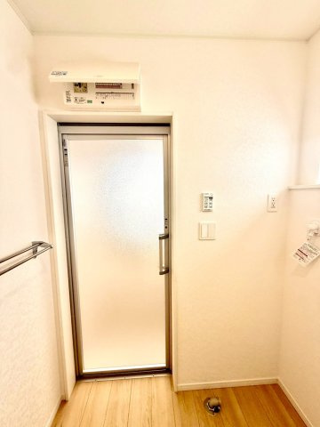 クレイドルガーデンうるま市与那城屋慶名 第６・４号棟の脱衣所|浴室の扉・洗濯機置き場件脱衣所