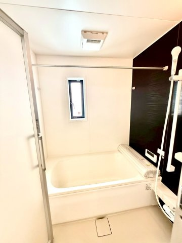 クレイドルガーデンうるま市与那城屋慶名 第６・４号棟の浴室|浴室換気暖房乾燥機付きユニットバス／物干し竿付き／浴室に窓