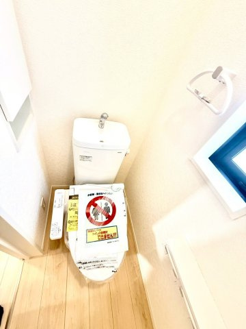 クレイドルガーデンうるま市与那城屋慶名 第６・４号棟のトイレ|１階トイレ・換気窓＆温水洗浄便座付き