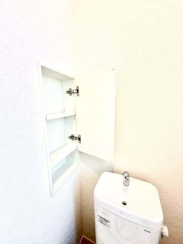 クレイドルガーデンうるま市与那城屋慶名 第６・４号棟のトイレ|１階トイレには便利な収納棚を設置