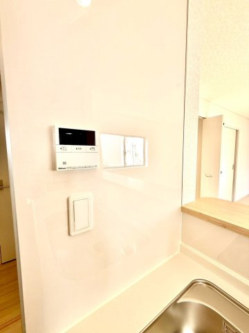 クレイドルガーデンうるま市与那城屋慶名 第６・４号棟のその他|キッチン脇の給湯器リモコン