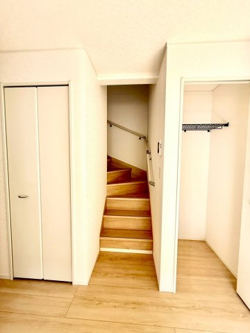クレイドルガーデンうるま市与那城屋慶名 第６・４号棟の収納|コミュニケーションが生まれるリビングイン階段・リビングには便利な物入＆クローゼットも設置