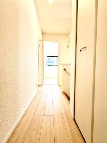 クレイドルガーデンうるま市与那城屋慶名 第６・４号棟のその他|２階廊下には便利なクローゼット収納付き