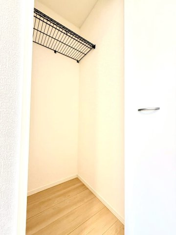 クレイドルガーデンうるま市与那城屋慶名 第６・４号棟の収納|２階廊下には便利なクローゼット収納付き