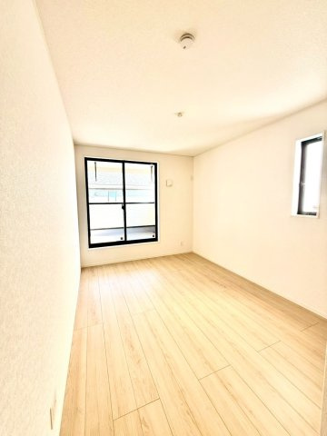 クレイドルガーデンうるま市与那城屋慶名 第６・４号棟の洋室|二面採光の２階主寝室6.5帖・バルコニー出入口付き