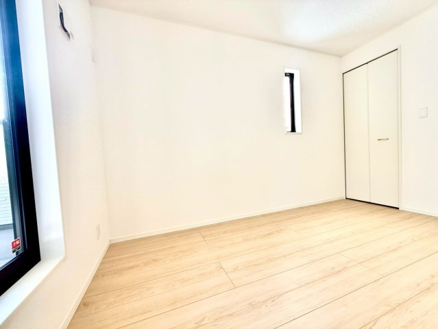 クレイドルガーデンうるま市与那城屋慶名 第６・４号棟の洋室|二面採光の２階主寝室6.5帖＋WIC２帖