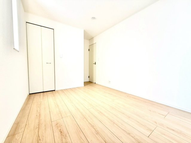 クレイドルガーデンうるま市与那城屋慶名 第６・４号棟の洋室|二面採光の２階主寝室6.5帖＋WIC２帖