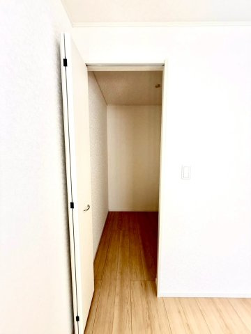 クレイドルガーデンうるま市与那城屋慶名 第６・４号棟の収納|２階主寝室6.5帖には、季節物の入れ替えが楽々なWIC２帖を設置