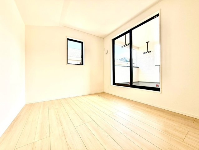 クレイドルガーデンうるま市与那城屋慶名 第６・４号棟の洋室|二面採光の２階洋室6.5帖・バルコニー出入口付き