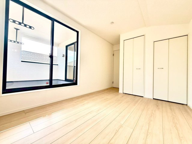 クレイドルガーデンうるま市与那城屋慶名 第６・４号棟の洋室|二面採光の２階洋室6.5帖・バルコニー出入口付き・クローゼット収納付き