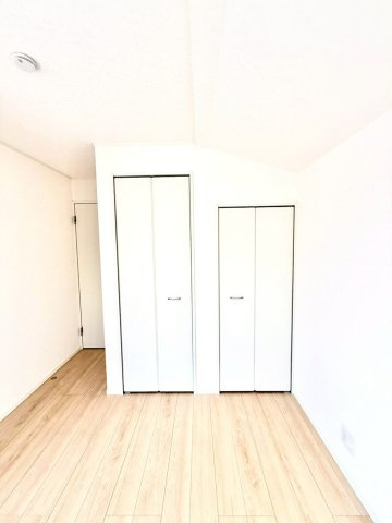 クレイドルガーデンうるま市与那城屋慶名 第６・４号棟の洋室|２階洋室6.5帖には、クローゼット収納×２を設置