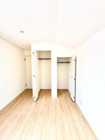 クレイドルガーデンうるま市与那城屋慶名 第６・４号棟の収納|２階洋室6.5帖には、クローゼット収納×２を設置