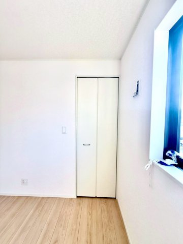 クレイドルガーデンうるま市与那城屋慶名 第６・４号棟の収納|２階洋室６帖には、季節物の入れ替えが楽々なWIC２帖を設置