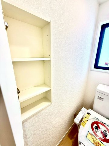クレイドルガーデンうるま市与那城屋慶名 第６・４号棟のトイレ|２階トイレには、便利な収納棚付き