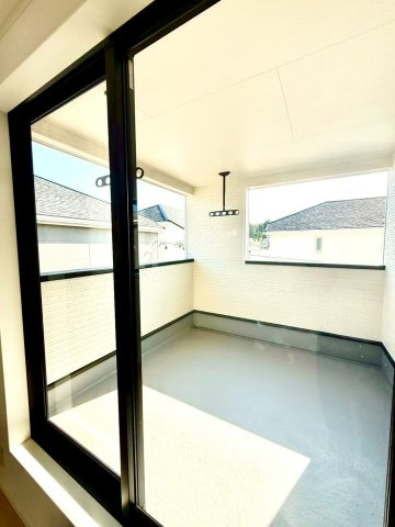 クレイドルガーデンうるま市与那城屋慶名 第６・４号棟のバルコニー|急な雨も安心♪様々な用途に使える広々二面インナーバルコニー