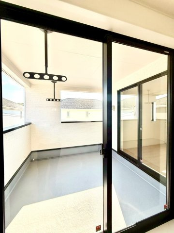 クレイドルガーデンうるま市与那城屋慶名 第６・４号棟のバルコニー|急な雨も安心♪様々な用途に使える広々二面インナーバルコニー
