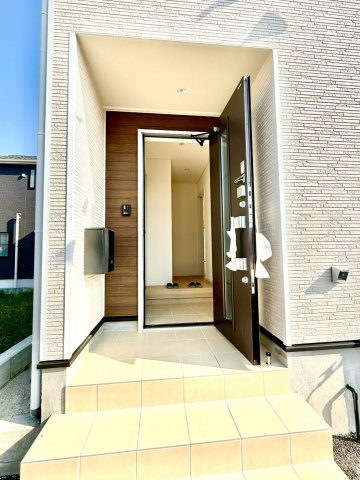 クレイドルガーデンうるま市与那城屋慶名 第６・４号棟の玄関|屋根付きで置き配スペースも確保できる玄関ポーチ／人感センサー付き玄関灯・TVモニター付きインターフォン・防犯カメラ