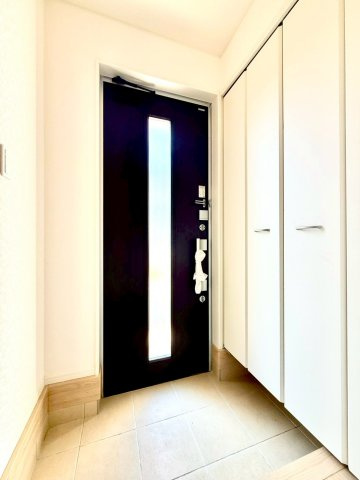 クレイドルガーデンうるま市与那城屋慶名 第６・４号棟の玄関|可動式棚付きで収納力抜群の天井高シューズクローゼット