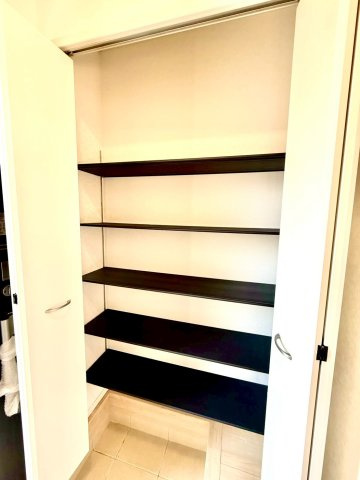 クレイドルガーデンうるま市与那城屋慶名 第６・４号棟の収納|可動式棚付きで収納力抜群の天井高シューズクローゼット