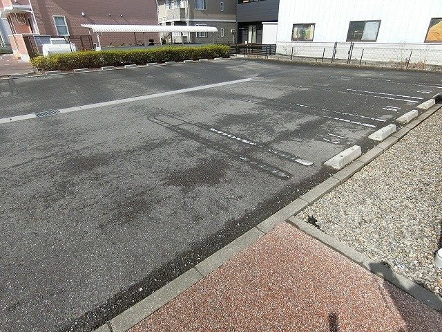 ラ・ミア・カーサＢの駐車場
