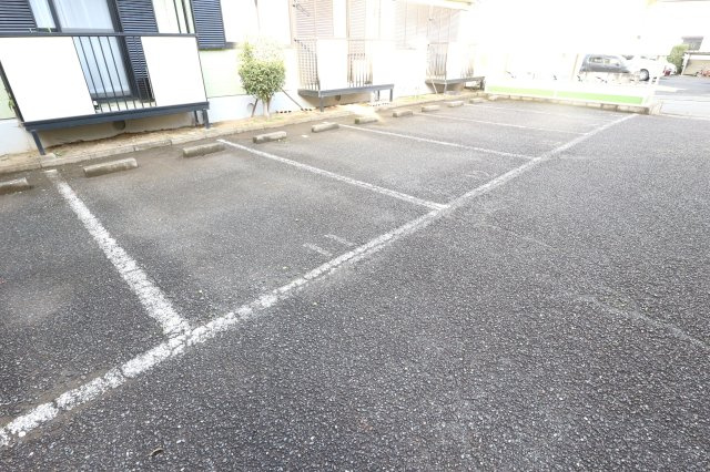 グリーンヒルズ中峠台 Ｂの駐車場