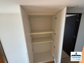 ◆プラウド瓢箪山◆ペット可！南西角部屋！専有面積約92㎡！の収納|廊下に設置された便利な収納スペース。
掃除用具や日用品の整理に役立ち、すっきりとした空間を保てます