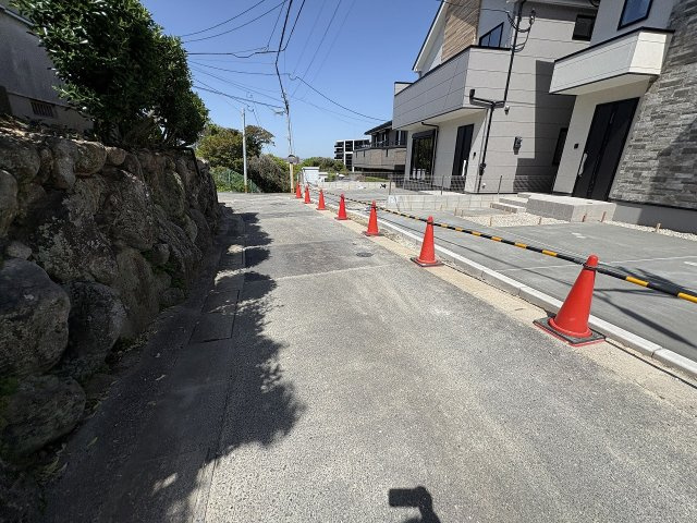 【その他】 | 福岡市中央区輝国2丁目1期　1号棟（全2棟）【仲介手数料無料・0円】 | 現地写真。前面道路です。