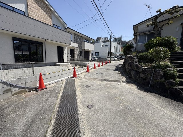 【その他】 | 福岡市中央区輝国2丁目1期　1号棟（全2棟）【仲介手数料無料・0円】 | 現地写真。前面道路です。