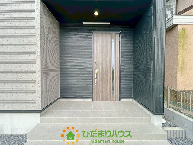 宮代町和戸7期　新築一戸建て　グラファーレの玄関|ポーチ付き！！