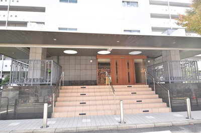 【エントランス】 | 公社千里山田D住宅A-２棟 | サイトに掲載されていない箇所の写真、撮影してお届けさせて頂きます！気になる物件で、見たい部分の画像が無い場合は、弊社スタッフまでご連絡下さいませ。お客様の気になる箇所を、カメラにて撮影して参ります！